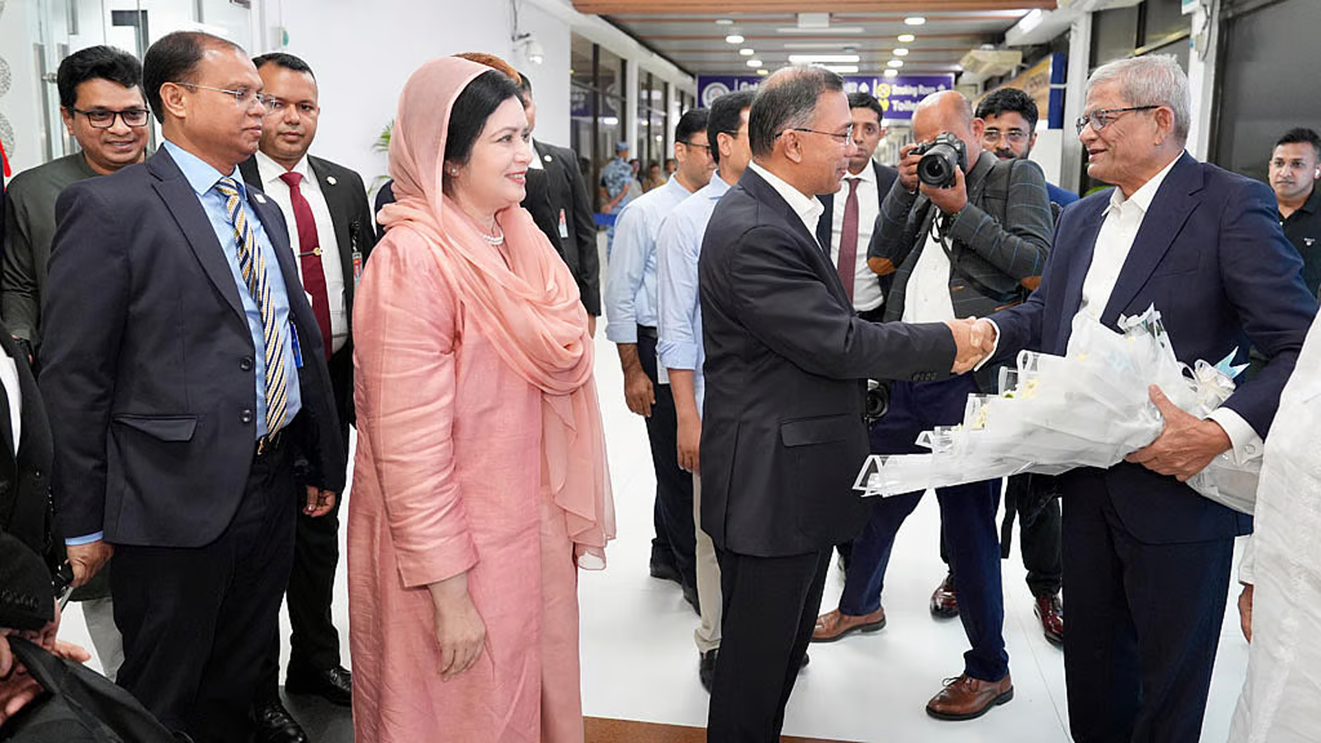 রাষ্ট্রীয় সফর শেষে দেশে ফিরেছেন প্রধানমন্ত্রী তারেক রহমান